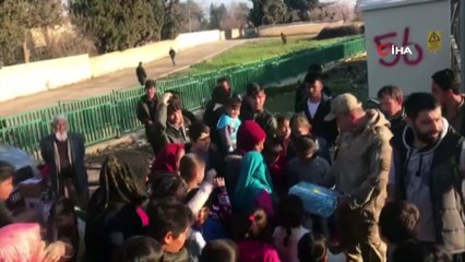 Jandarmanın şefkat eli sınırdaki Özbek çocukları sevindirdi