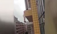 4. kattan düşmek üzereyken balkon demirlerine sıkışan çocuğu komşuları kurtardı