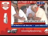 Narendra Modi touches Colonel Nizamuddin feet, seeks blessings