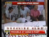 Delhi: Team Anna supporters attack Media persons - NewsX
