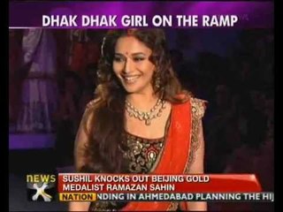 Madhuri Dixit turns 'devi' for Anju Modi's show - NewsX