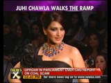 Juhi Chawla, Sonali Bendre walks the ramp at IIJW - NewsX