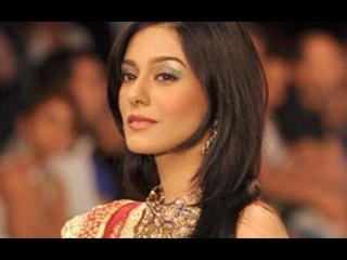 Amrita Rao walks the ramp at IIJW 2012 - NewsX