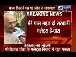 How many houses does Congress treasurer Motilal Vora have in Delhi?