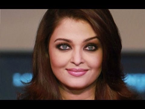Aishwarya Rai Bachchan walks the ramp in Delhi - NewsX