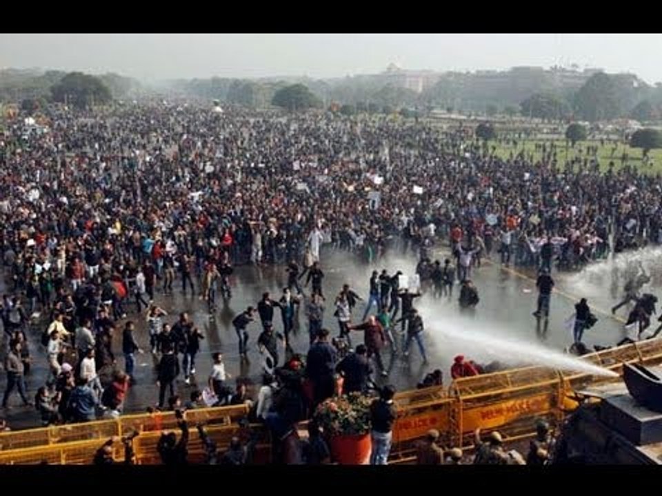Delhi gang rape: Police fire water cannon, fire tear gas at protesters - NewsX
