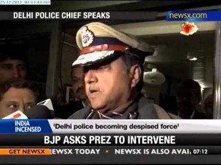 Delhi gangrape: Lathicharge after arson, says police - NewsX