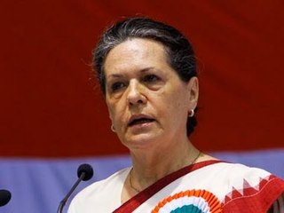 Will pass Lokpal Bill: Sonia promises Anna
