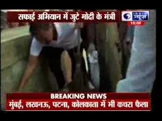 Venkaiah Naidu picks up the broom to clean cyclone-hit Visakhapatnam