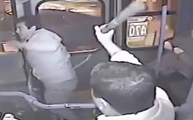 Il essaye de voler un sac à main et se fait frapper par le chauffeur du bus