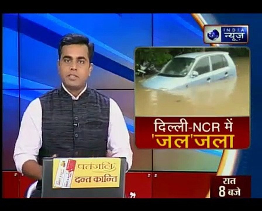 डूबी-डूबी दिल्ली में रेंगती गाड़ियां , दिल्ली की सड़कों पर पानी ही पानी