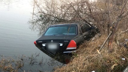 음주 운전하다 강물에 빠지자 차 버린 40대 조사 / YTN