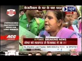 Delhi: Paramedical staff protests outside CM Arvind Kejiwal's residence