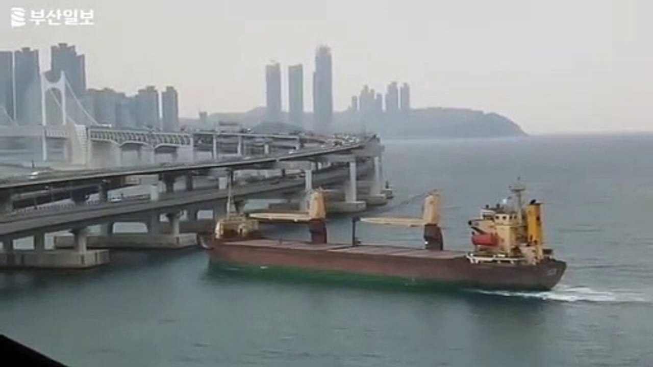 Un navire vient percuter un pont... Mais où est le capitaine???