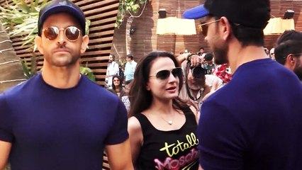 Télécharger la video: Kaho Naa Pyaar Hai Reunion Hrithik Roshan Meets His Co-Star Ameesha Patel