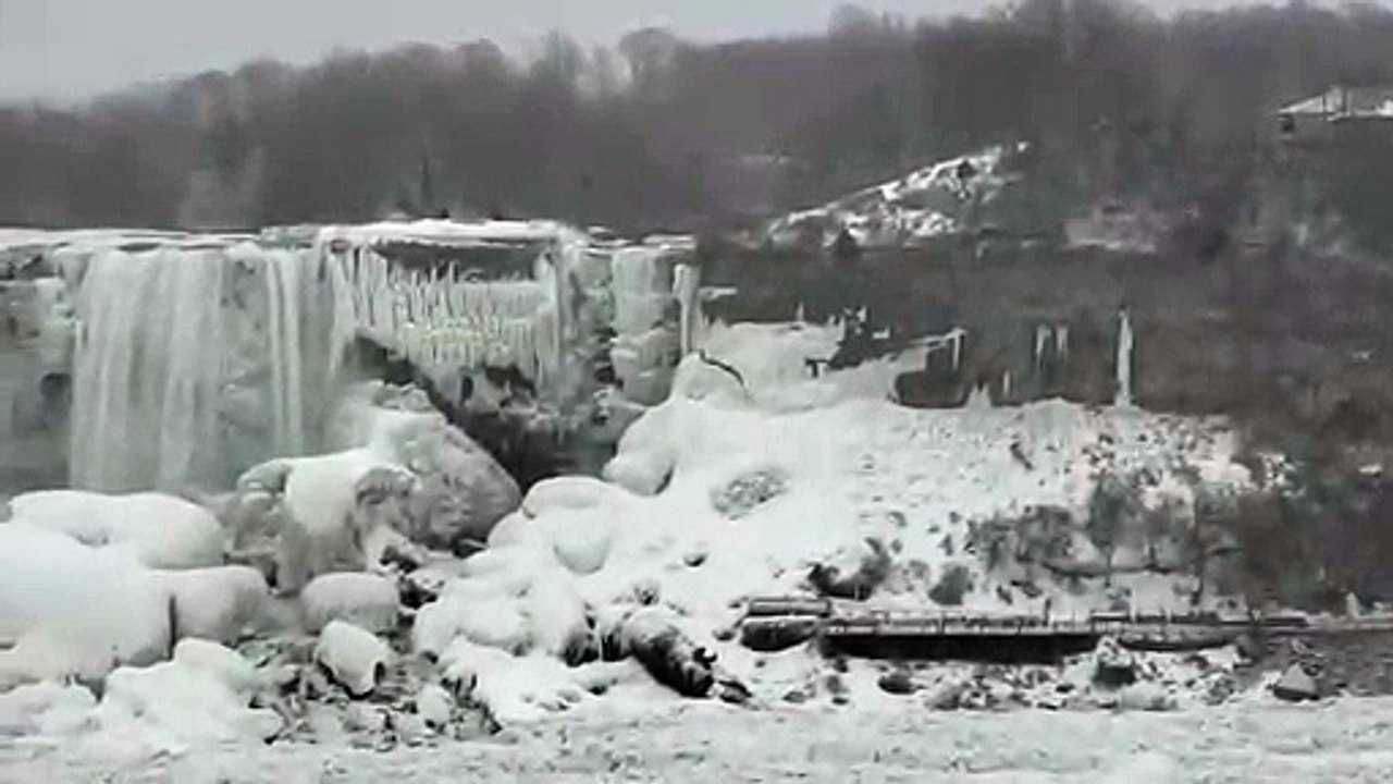 Cascade entièrement gelée à cause d'une tempête de froid !