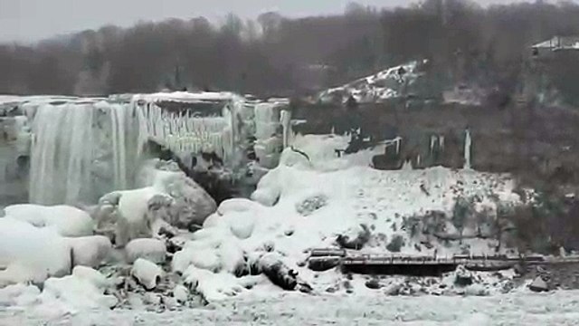 Cascade entièrement gelée à cause d'une tempête de froid !