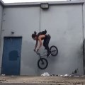 Saut en BMX : il se met KO en sautant un mur !