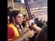 Alt Tribüne Düşen Telefonu Atkılarla Sahibine Ulaştıran Galatasaray Taraftarı