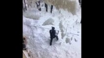 Cet Américain voulait déneiger sa terrasse…  Il s’est retrouvé enseveli par la neige du toit qui lui est tombé dessus