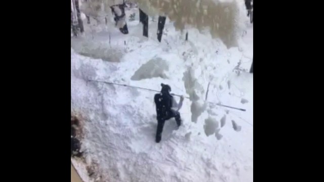 Cet Américain voulait déneiger sa terrasse… Il s’est retrouvé enseveli par la neige du toit qui lui est tombé dessus