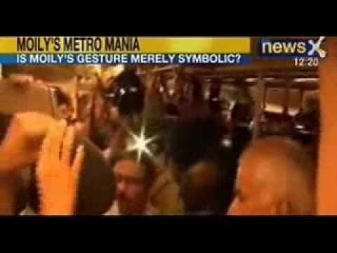NewsX : On a 'save fuel' mission, Petroleum Minister Veerappa Moily travels by Delhi metro