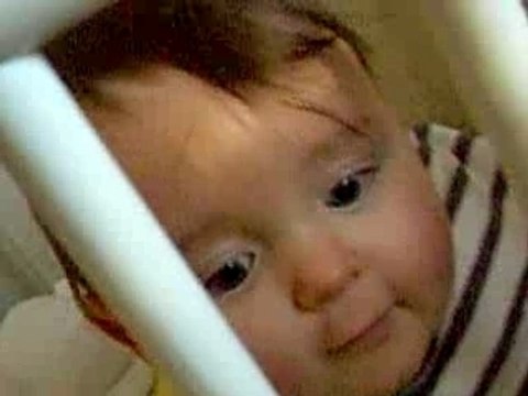 JULES se met assis tt seul ds son lit...