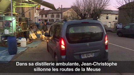 Dans la Meuse, un bouilleur de cru ambulant anime les villages