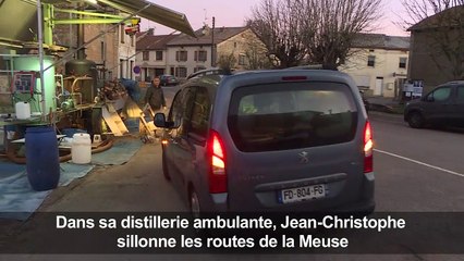Dans la Meuse, un bouilleur de cru ambulant anime les villages