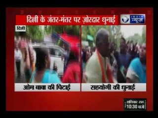 Swami Om gets beaten up by ladies in Delhi