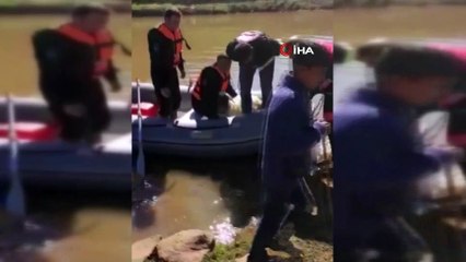 Mahsur kalan kuzu botla kurtarıldı