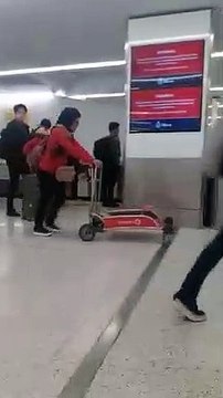 Pousser un chariot à bagages dans le mauvais sens