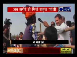 सपेरे से मिले राहुल गांधी, कहा इसी तरह ही पीएम मोदी ने 22 सालों से कर रखा है गुजरात पर जादू