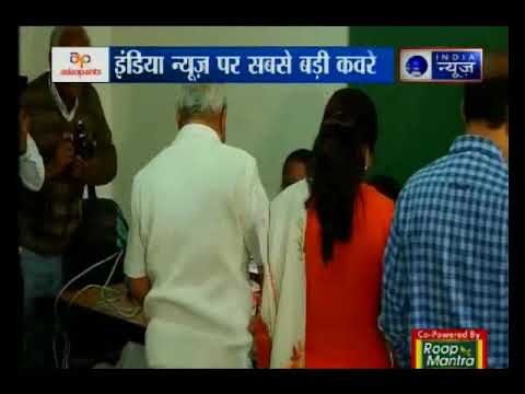 गुजरात विधानसभा चुनाव 2017 Phase 2: मेहसाणा में वोट डालने पहुंचे डिप्टी सीएम नितिन पटेल