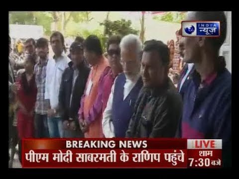 गुजरात चुनाव 2017 Phase 2: साबरमती के राणिप में बूथ के बाहर वोट डालने के लिए लाइन में लगे पीएम मोदी