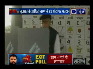 गुजरात चुनाव 2017: BJP के वरिष्ठ नेता लालकृष्ण आडवाणी ने अहमदाबाद के जमालपुर खड़िया में डाला वोट