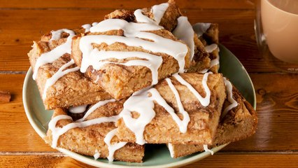 These Cinnamon Roll Blondies Are So Freaking Good