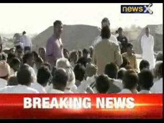 Rahul Gandhi interacts with salt pan worker in Gujarat