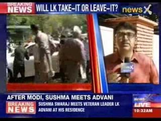 Скачать видео: After Narendra Modi, Sushma meets LK Advani