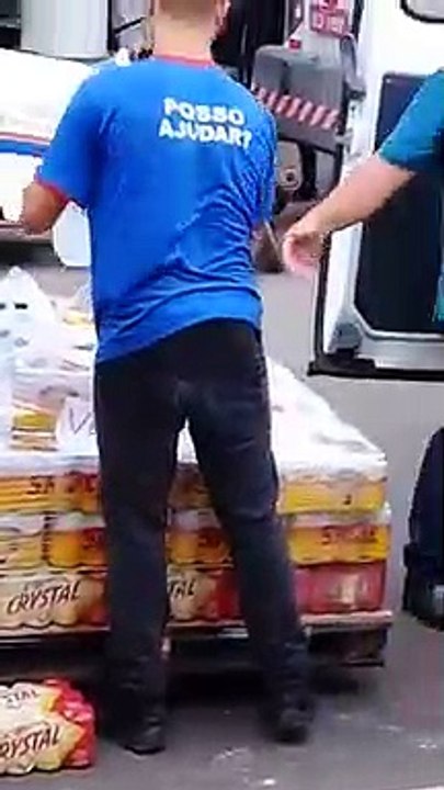 Morador filma ambulância sendo carregada com cerveja em mercado de Araçatuba (SP)