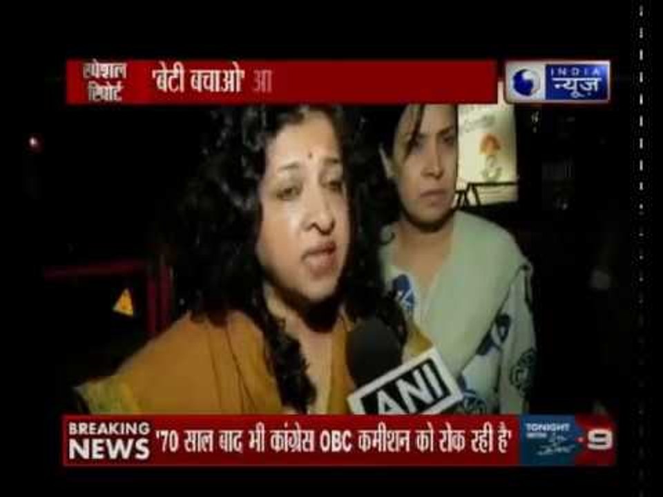 राहुल का 'कैंडल मार्च', प्रियंका 'आउट ऑफ कंट्रोल'