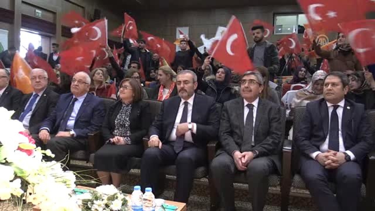 Mahir Ünal: "Anadolu İrfanını, Batının Işıltılı Plastik Değerleriyle Değişmemeliyiz"