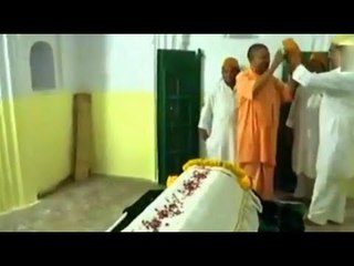 मजार पर खादिम ने अपने हाथ से टोपी देनी चाही, सीएम योगी ने मुस्लिम टोपी पहनने से किया इनकार