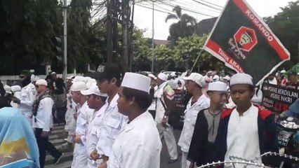 Suasana Unjuk Rasa Forum Umat Islam di Depan Kantor KPU
