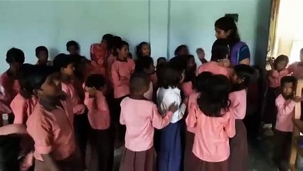 गोण्डाः शिक्षिका के ट्रॉन्सफर होने पर बिफरें प्राथमिक स्कूल के छात्र-छात्राएं, लिपट कर खूब रोएं