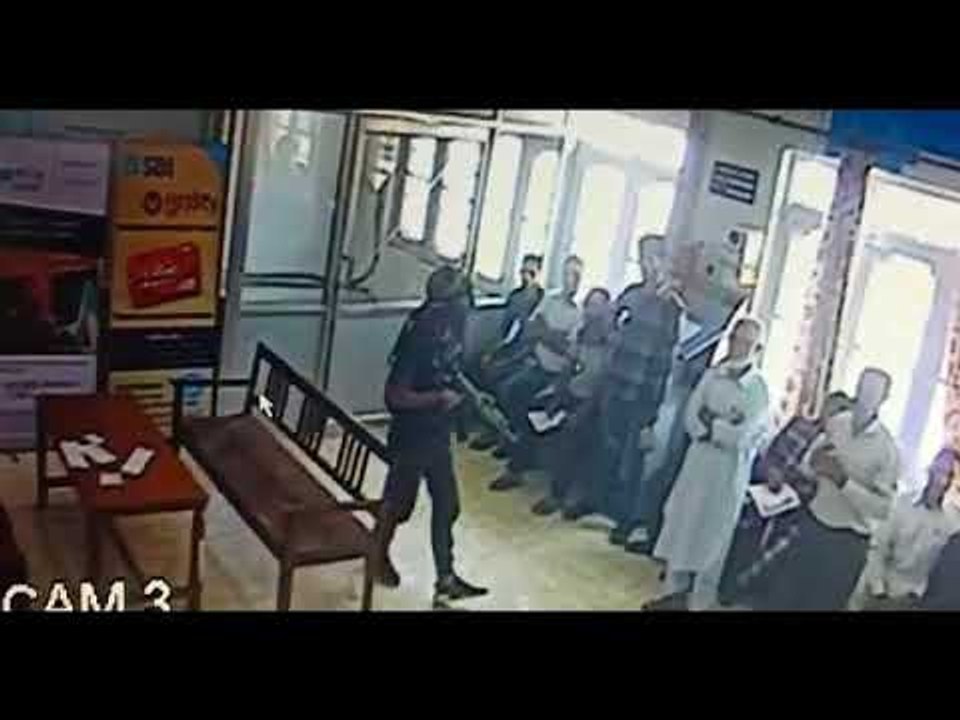 जम्मू-कश्मीर के शोपियां में आतंकियों ने बैंक मे...