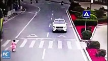 رد فعل غير متوقع لطفلة توقف لها سائق سيارة لتعبر الطريق
