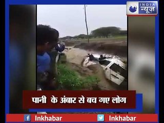 जल सैलाब में फस गयी बस