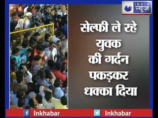 उज्जैन में कांग्रेस नेता ज्योतिरादित्य सिंधिया ने युवक को धक्का दिया, वीडियो हुआ वायरल