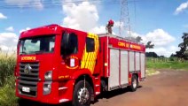 Bombeiros combatem incêndio em vegetação no Santos Dumont